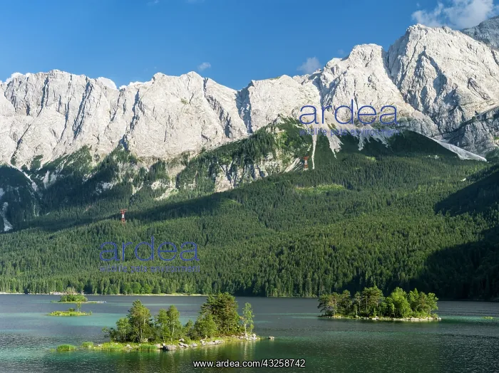 : Lake Eibsee with the Wetterstein Mountain : Lake Eibsee with the Wetterstein Mountain