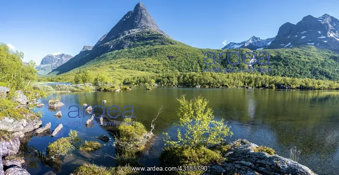 : Lake Litlvatnet in Innerdalen High Valley, Innerdalst rnet : Lake Litlvatnet in Innerdalen High Valley, Innerdalst rnet