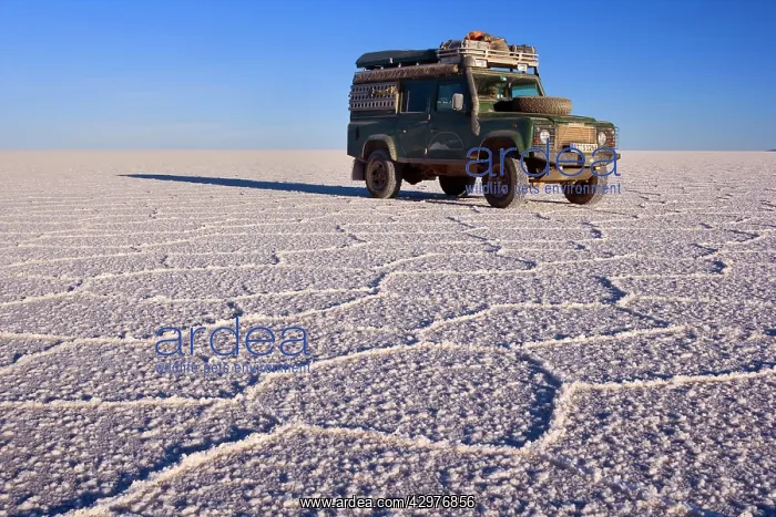 : Landrover on Salar de Uyuni - parked on the dried-up : Landrover on Salar de Uyuni - parked on the dried-up