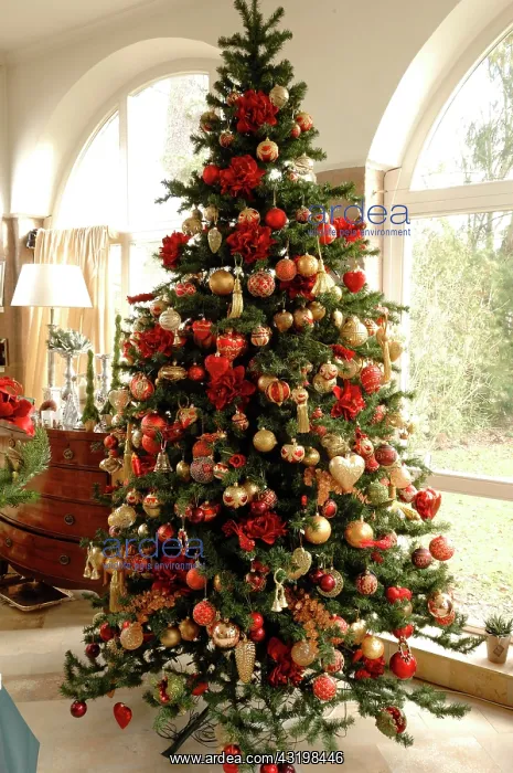  : Large Christmas tree decorated with Christmas balls
