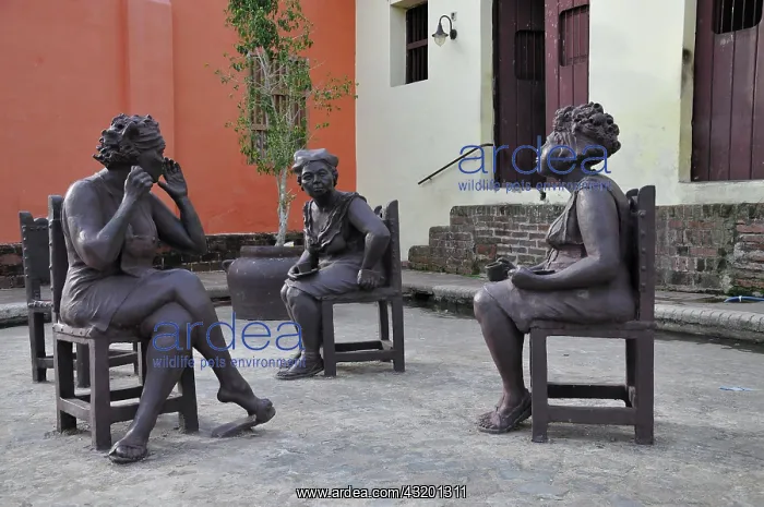 : Las Chismosas, three gossiping women, sculpture : Las Chismosas, three gossiping women, sculpture