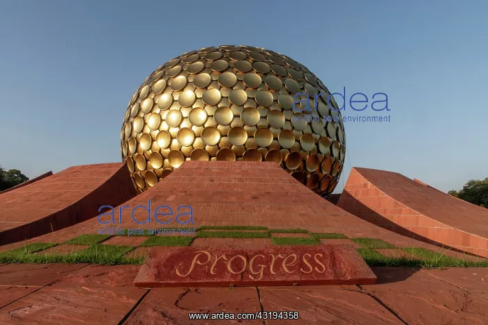 : Le Matrimandir et son jardin. Auroville, la ville : Le Matrimandir et son jardin. Auroville, la ville