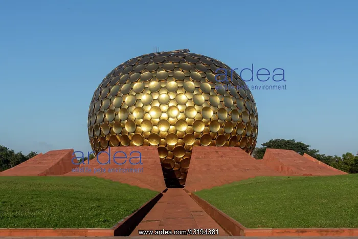 : Le Matrimandir et son jardin. Auroville, la ville : Le Matrimandir et son jardin. Auroville, la ville
