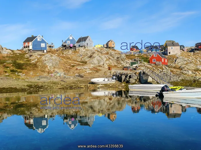 : Little Inuit village Tinit (Tiilerilaaq) at the : Little Inuit village Tinit (Tiilerilaaq) at the