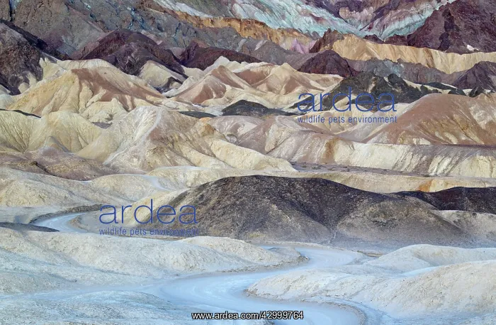: Loop road through the otherwordly badlands of Twenty : Loop road through the otherwordly badlands of Twenty