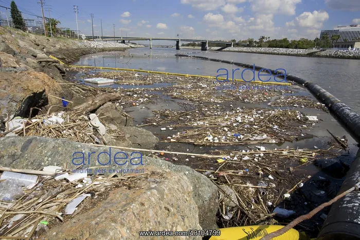  : Los Angeles River Garbage Boom