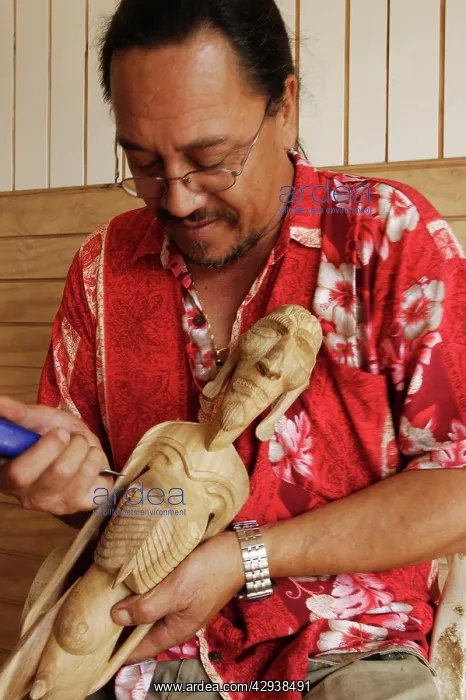 : Luis PatA, carving a ribbed statuette, Moai Kavakava : Luis PatA, carving a ribbed statuette, Moai Kavakava