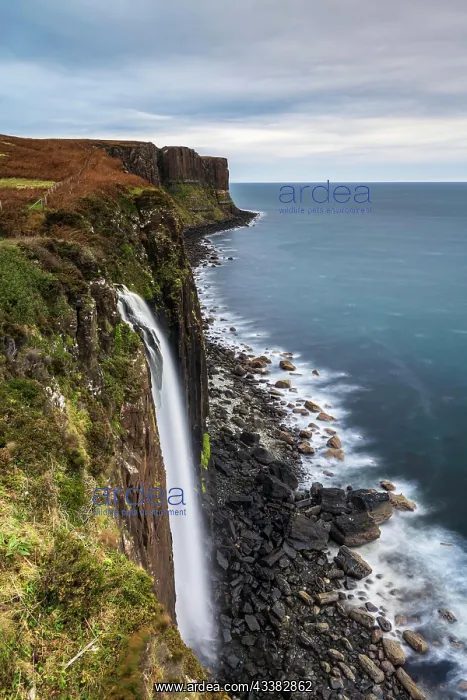 : Mealt Falls waterfall and Kilt Rock, cliffs, Isl : Mealt Falls waterfall and Kilt Rock, cliffs, Isl