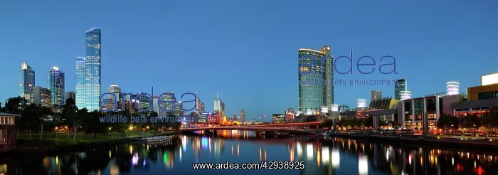 : Melbourne city and Crown Casino. on the Yarra River : Melbourne city and Crown Casino. on the Yarra River