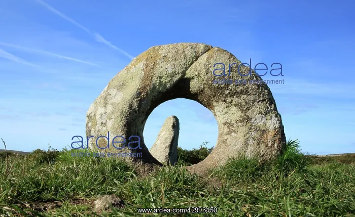 : Men-an-Tol Megalithic Standing Stones : Men-an-Tol Megalithic Standing Stones