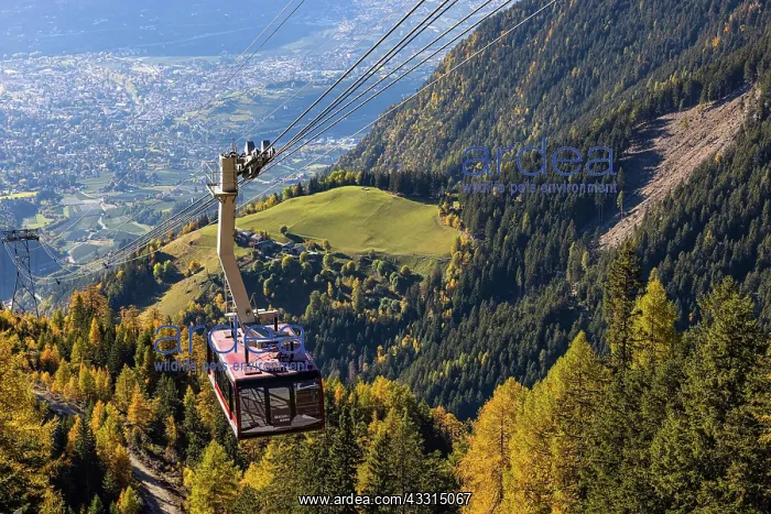 : Merano 2000 mountain railway, near the summit station : Merano 2000 mountain railway, near the summit station