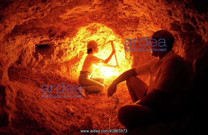 : Miners looking for opal traces after blasting Coober Pedy : Miners looking for opal traces after blasting Coober Pedy