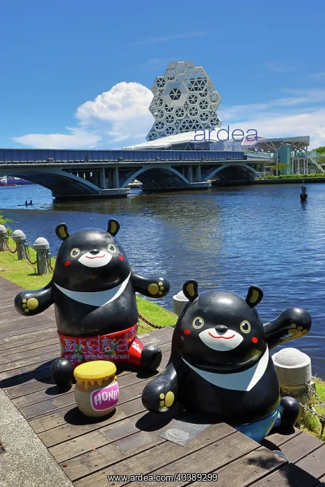 : Models of Taiwanese Black Bears and the Kaohsiung Music Cent : Models of Taiwanese Black Bears and the Kaohsiung Music Cent