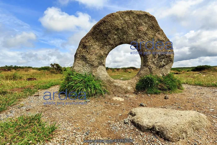  : Mon-an-Tol, Men an Tol, view through perforated