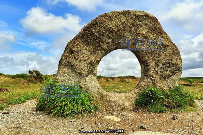 : Mon-an-Tol, Men an Tol, view through perforated : Mon-an-Tol, Men an Tol, view through perforated