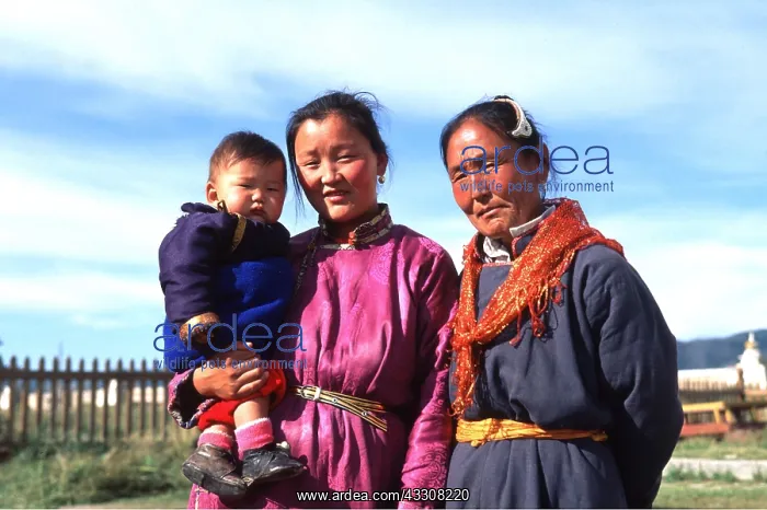  : MONGOLIA - Pilgrims at Monastery at Harhorin (Karakorum)