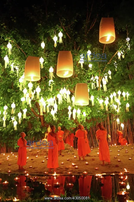 : Monks celebrate the Loy Krathong festival at Wat Phan Ta : Monks celebrate the Loy Krathong festival at Wat Phan Ta