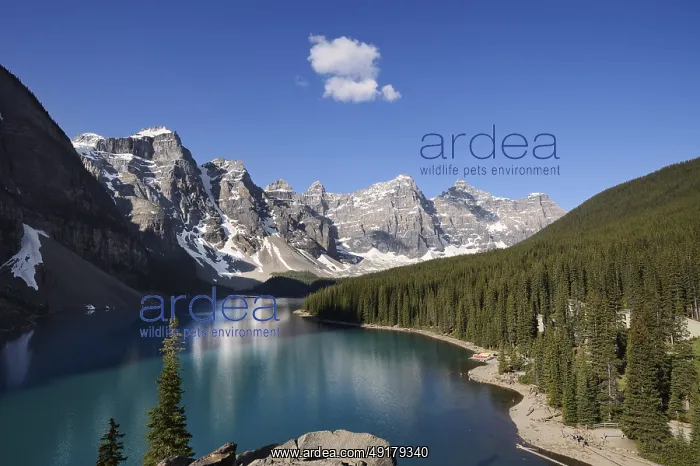 : Moraine Lake and mountains of the Valley of the Ten Peaks