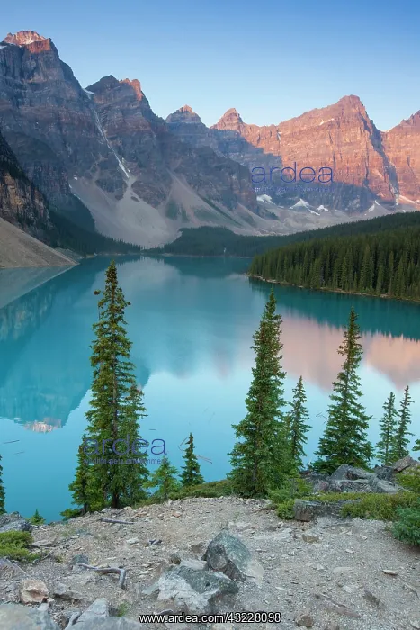 : Moraine Lake in the Valley of the Ten Peaks : Moraine Lake in the Valley of the Ten Peaks