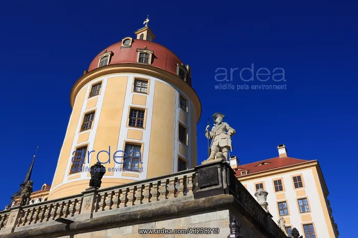 : Moritzburg Castle, hunter sculpture on the balustrade : Moritzburg Castle, hunter sculpture on the balustrade