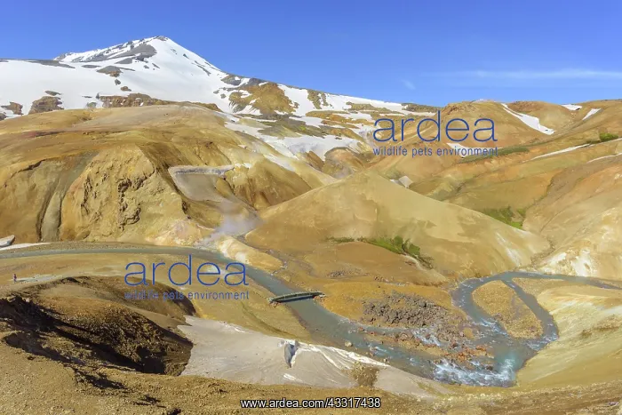 : Mount M&, x6ba9;r rises above the hot spring area : Mount M&, x6ba9;r rises above the hot spring area