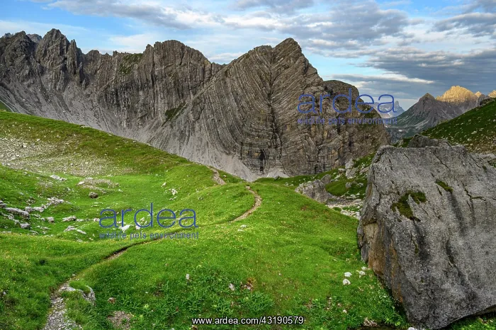 : Mountain path with Guffelspitze and Lechtaler Alps : Mountain path with Guffelspitze and Lechtaler Alps