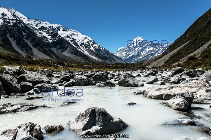  : Mountains and Glacier Lagoon