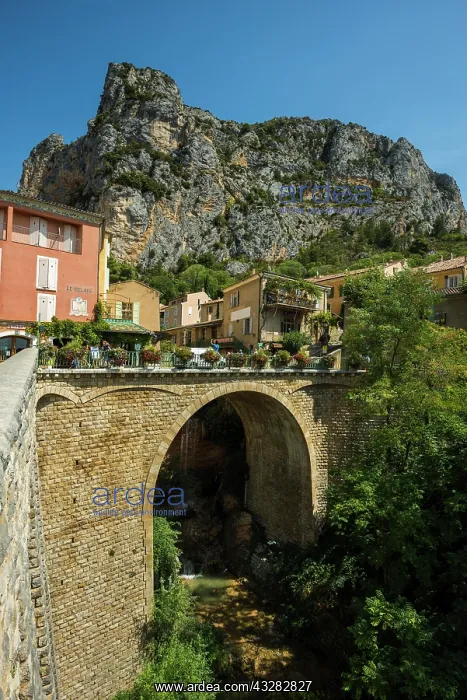 : Moustiers St. Marie, Provence, Provence-Alpes-C&, x134960;d : Moustiers St. Marie, Provence, Provence-Alpes-C&, x134960;d