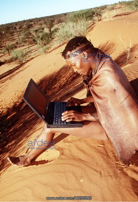 : NAMIBIA - BUSHMAN / San with laptop : NAMIBIA - BUSHMAN / San with laptop