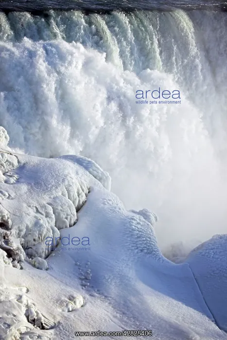 : Niagara Falls - Close-up of water cascading over the falls : Niagara Falls - Close-up of water cascading over the falls
