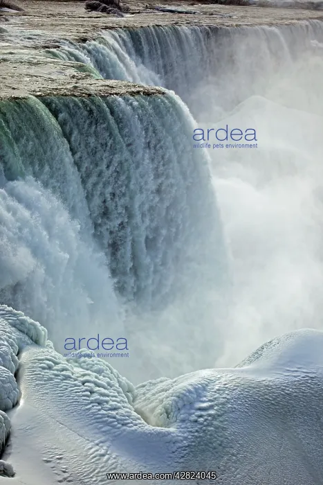 : Niagara Falls - Close-up in winter of water cascading : Niagara Falls - Close-up in winter of water cascading