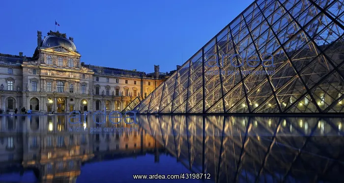 : Night shot, Pavilion Richelieu, glass pyramid entrance : Night shot, Pavilion Richelieu, glass pyramid entrance