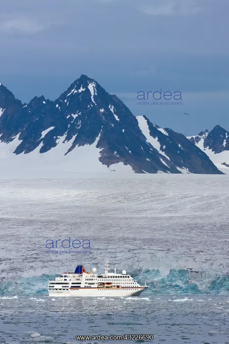 : Norway, Svalbard, Spitsbergen, Cruise Ship : Norway, Svalbard, Spitsbergen, Cruise Ship