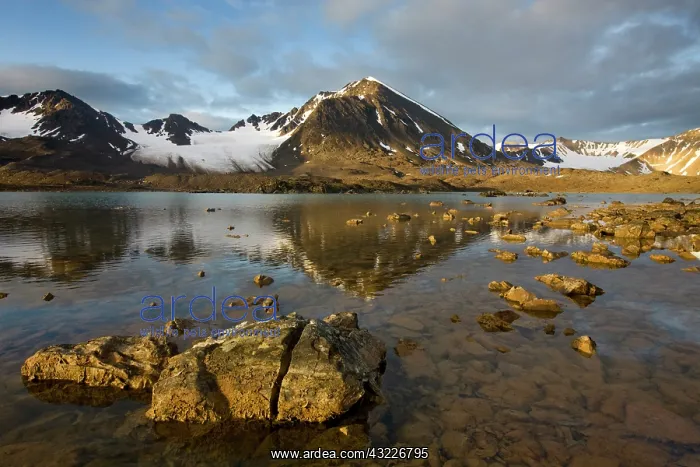 : Norway, Svalbard, Spitsbergen, Rising midnight : Norway, Svalbard, Spitsbergen, Rising midnight