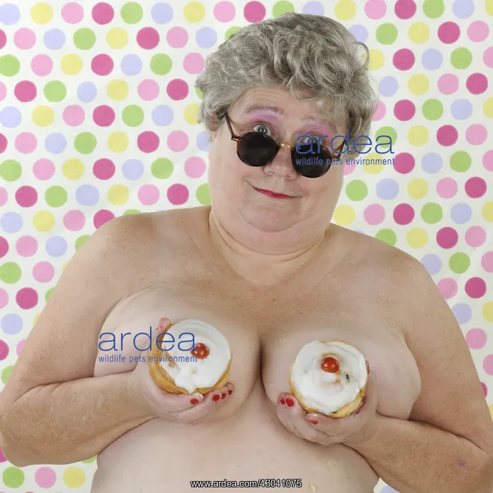  : NUDE larger lady holding buns