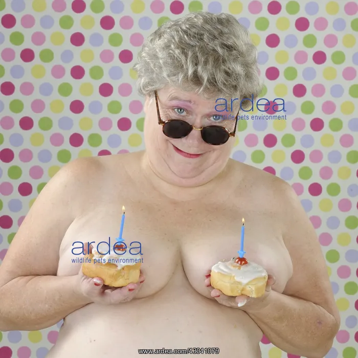  : NUDE larger lady holding buns