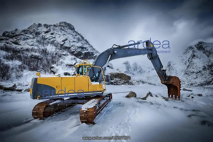 : Old excavator with excavator bucket in winter. R : Old excavator with excavator bucket in winter. R