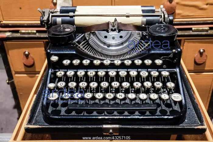 : Old French typewriter : Old French typewriter