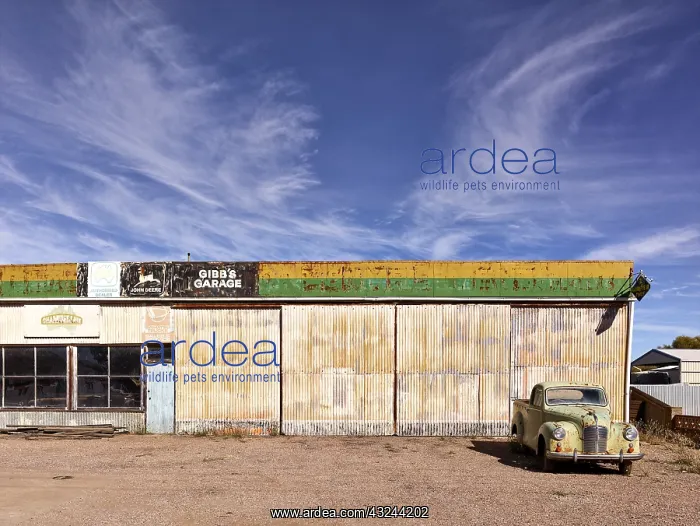 : Old garage at Orroroo, a town in the Flinders : Old garage at Orroroo, a town in the Flinders