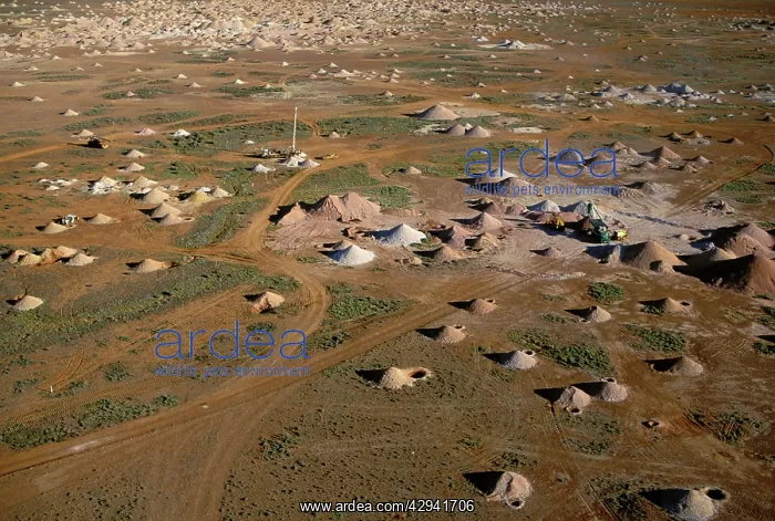 : Opal minefield. Coober Pedy, South Australia : Opal minefield. Coober Pedy, South Australia