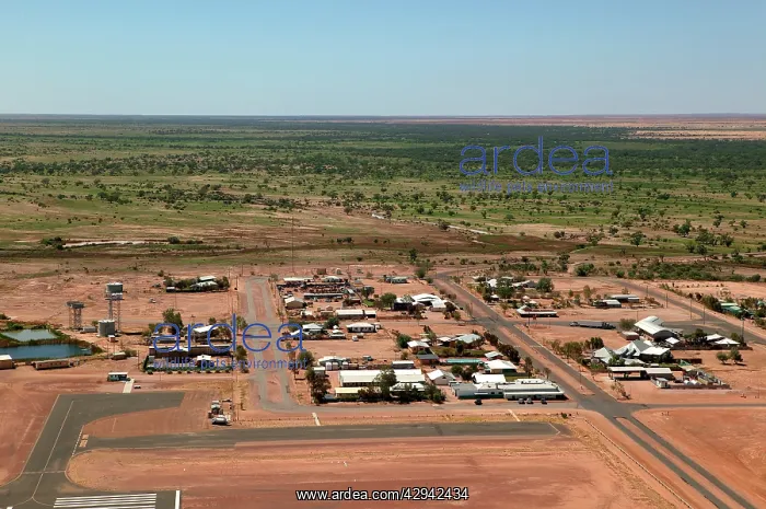 : The outback town of Birdsville with the Diamantina : The outback town of Birdsville with the Diamantina
