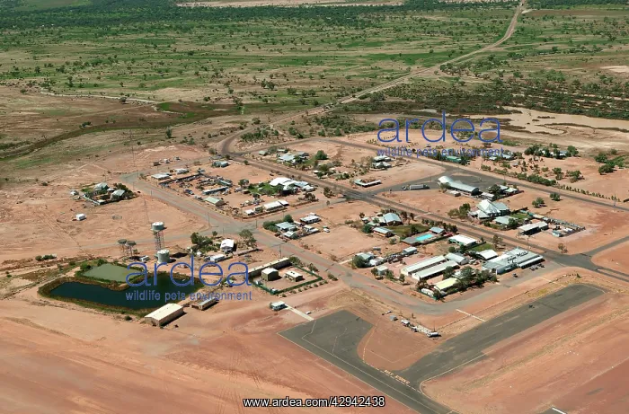 : The outback town of Birdsville with the Diamantina : The outback town of Birdsville with the Diamantina
