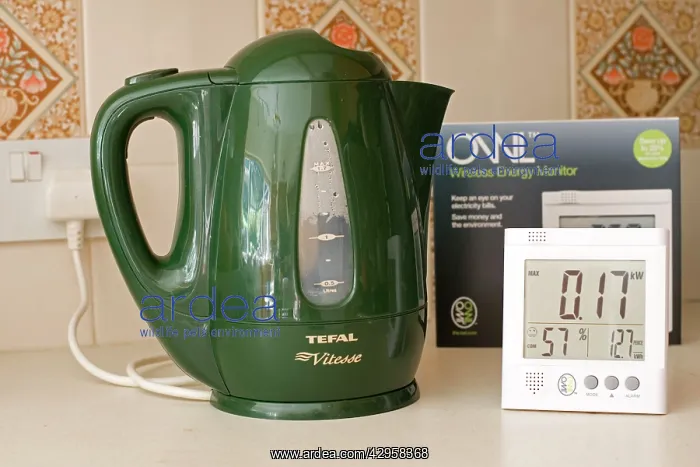 : Owl energy monitor set to measure kW with green : Owl energy monitor set to measure kW with green