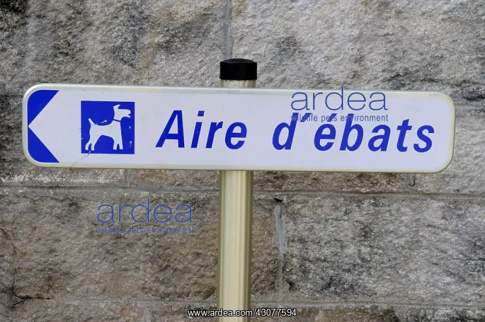 : Panel announcing an area for Dogs Doubs : Panel announcing an area for Dogs Doubs