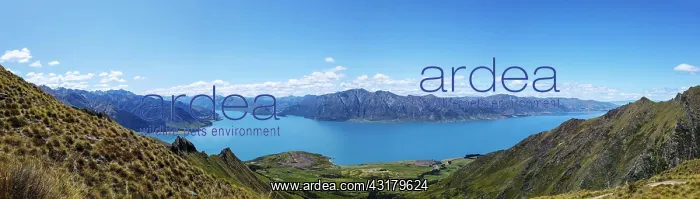  : Panoramic views of Lake Wanaka and the mountains