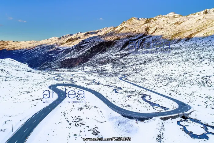 : Pass road, Fl&, x25b21830;ass in winter, aerial view : Pass road, Fl&, x25b21830;ass in winter, aerial view