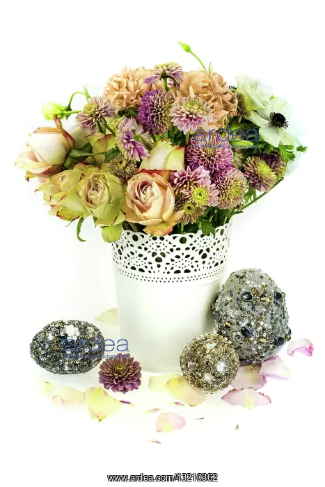  : Pastel-coloured bouquet with precious Easter eggs