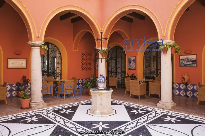 : The patio of the Parador (luxury state-run hotel) : The patio of the Parador (luxury state-run hotel)