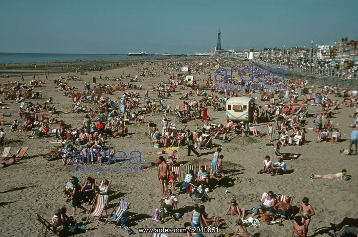 : People - Crowds of holidaymakers enjoying sunshine : People - Crowds of holidaymakers enjoying sunshine