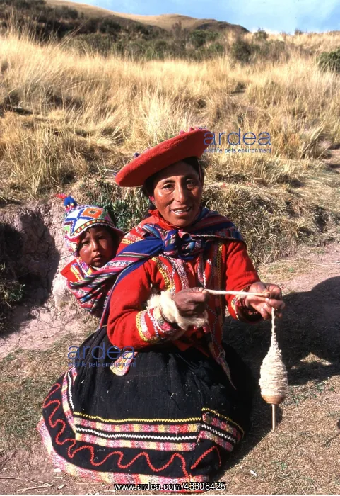 : Peru - Indian weaver and baby : Peru - Indian weaver and baby